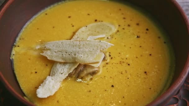 Focus out from cheese cream soup finely decorated with mushrooms and dried bread — Stock Footage Focus out from cheese cream soup finely decorated with mushrooms and dried bread Royalty Free Stock Footage