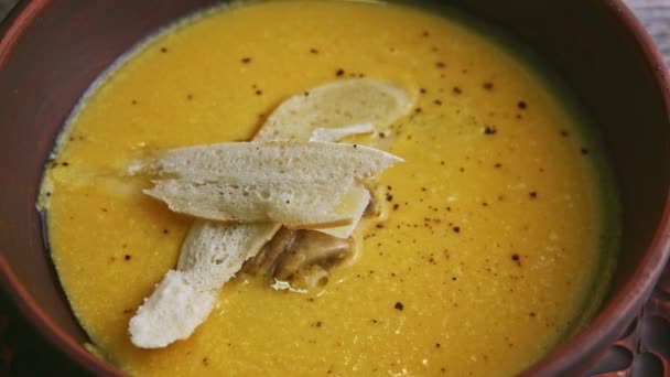 Focus out from cheese cream soup finely decorated with mushrooms and dried bread — 图库视频影像