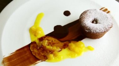 Şekerli pudralı çikolatalı keke zum yap.