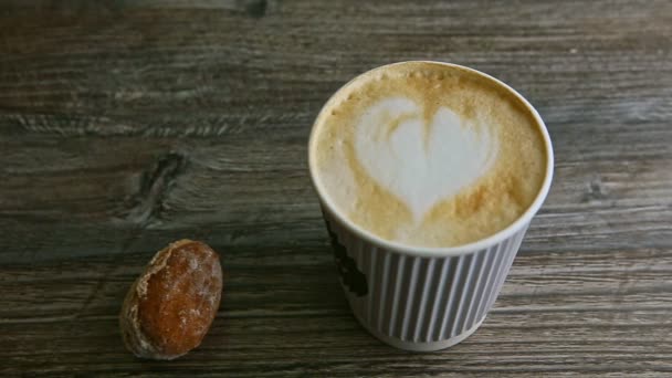 Detailní muž ruka dát tři mandlové sušenky vedle cappuccino pohár — Stock video