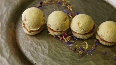 Özel dekore edilmiş dört küresel sünger bisküvisinden uzaklaşın.