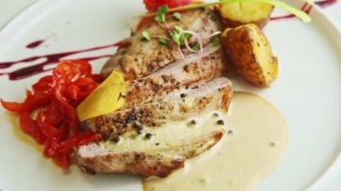 Dilimlenmiş et ve ızgara sebzelerden uzaklaşın.