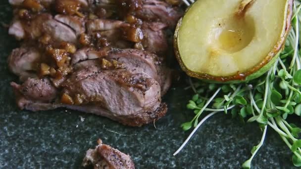 Vista macro superior en el plato de restaurante finamente decorado de rebanadas de carne a la parrilla con verduras — Vídeo de stock