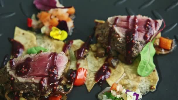 Closeup focus in at roasted meat pieces with potato chips and vegetable salad — Stock Video