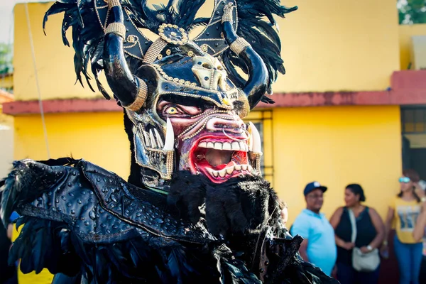 康塞普西翁德拉维加 多米尼加共和国 2020年2月9日 在康塞普西翁德拉维加举行的多米尼加狂欢节上 身着可怕黑色魔鬼服装的特写镜头拍照 — 图库照片