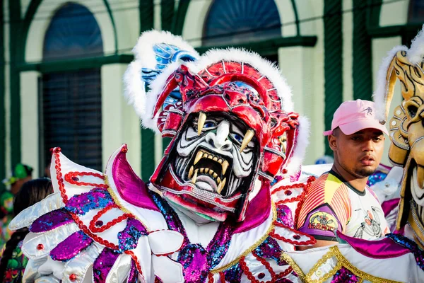 康塞普西翁 德拉维加 多米尼加共和国 2020年2月9日 身着莫特利化装舞会服装的特写男子在康塞普西翁 德拉维加的多米尼加狂欢节上拍照 — 图库照片