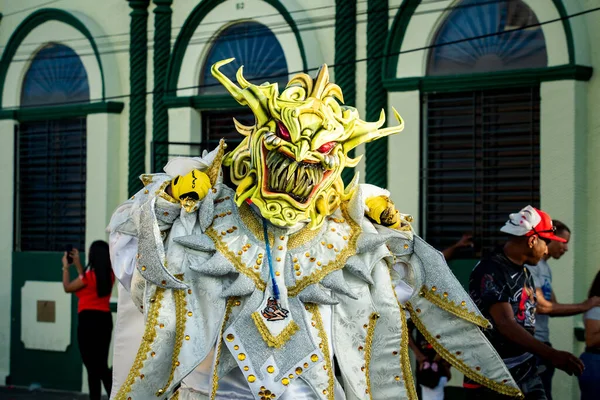 康塞普西翁德拉维加 多米尼加共和国 2020年2月9日 在康塞普西翁德拉维加举行的多米尼加狂欢节上 身着金色恶魔服装的特写镜头拍照 — 图库照片
