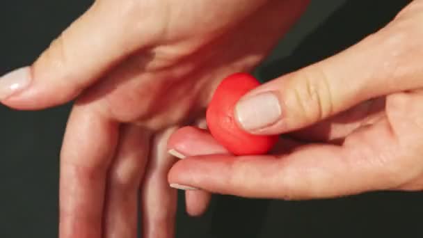 Vue de dessus sur les mains de la femme forment la forme de fraise à partir d'un morceau de pâte d'amande rouge — Video