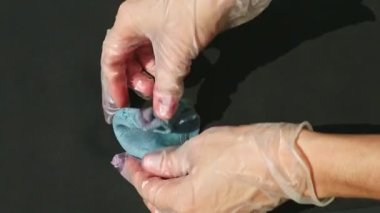 Üst kattaki kadın elleri küçük bir parça parlak mavi badem ezmesi yoğurdu.