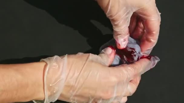 Vue du haut sur les mains ajouter du colorant rouge à la masse de massepain violet et pétrir — Video