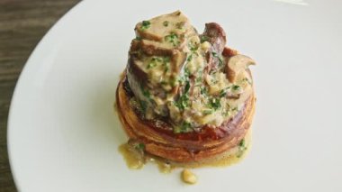 Üst manzara mantardan uzaklaşır, Julienne tabakta döner.