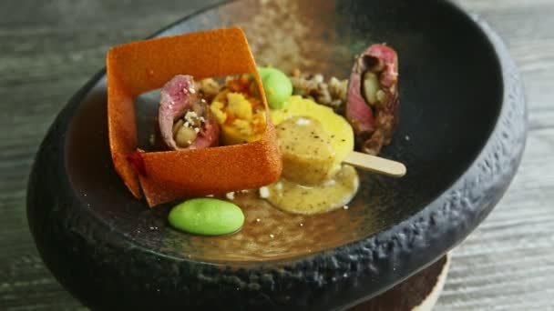 Detailní trendy zdobené restaurace jídlo točit kolem na talíři — Stock video