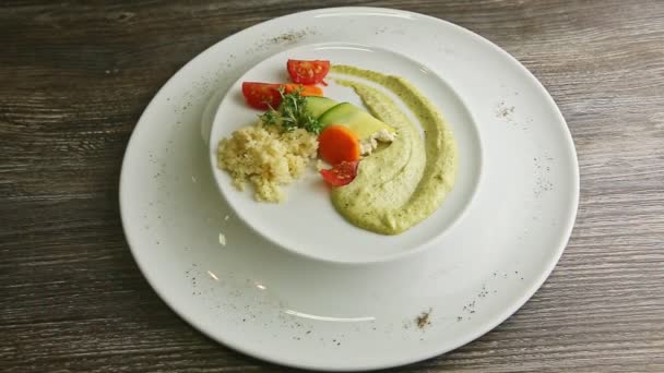 Manos humanas cortan delicioso plato en plato blanco por cuchillo y tenedor — Vídeo de stock