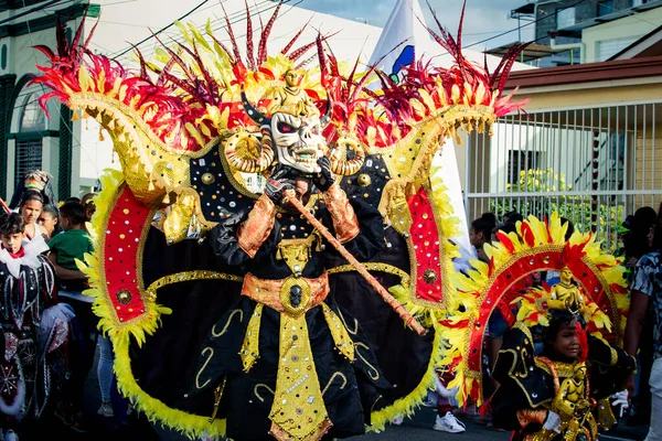 康塞普西翁 拉维加 多米尼加共和国 2020年2月9日 在康塞普西翁 拉维加举行的多米尼加狂欢节上 身着奇装异服的人走过城市街道 — 图库照片