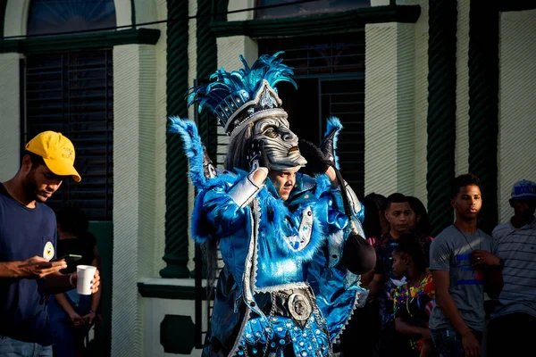 Concepcion Vega Dominikana Lutego 2020 Człowiek Niebieskim Błyszczącym Kostiumie Przebiega — Zdjęcie stockowe