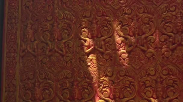 Nahaufnahme Holz geschnitzte dekorative Platte in buddhistischen Tempel — Stockvideo