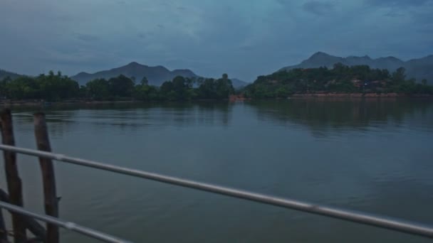 Hulajnoga porusza się wzdłuż Starego Mostu przez rzekę o zmierzchu — Wideo stockowe