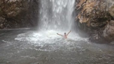 Adam Yüksek Şelaleye Yüzüyor Kayalar Arasında Su Sıçrıyor