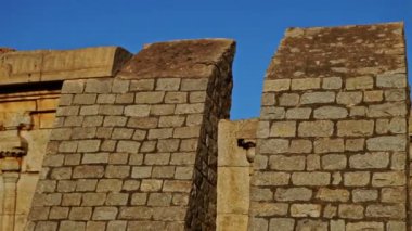 Anıt Tuğla Duvarları 'ndan Hızlı Kertenkele Atlıyor