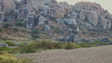 Dik Kayalıklara karşı Büyük Taşlarla Vadi Panoramik Manzarası