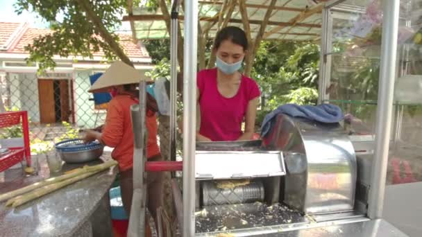 Donna fa succo di canna da zucchero con macchina in strada — Video Stock