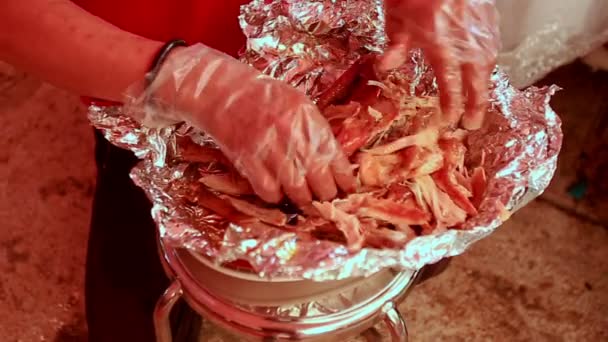 Руки официанта крупным планом в перчатках вырезают мясо утки на кусочки — стоковое видео
