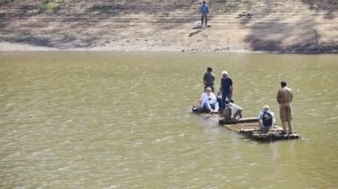 Kafkas Turistleri Salt 'la Park' taki Gölü 'nden geçiyor.