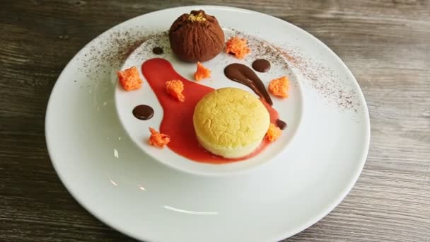 Vue de dessus sur les cupcakes à la mode décorés avec des sirops tourne sur l'assiette — Video