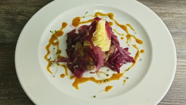 Panorama of grilled meat pieces with mashed potato and red onion — Stock Video