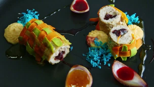 Primo piano concentrarsi in esclusivo decorato rotoli di verdure farciti con carne macinata — Video Stock