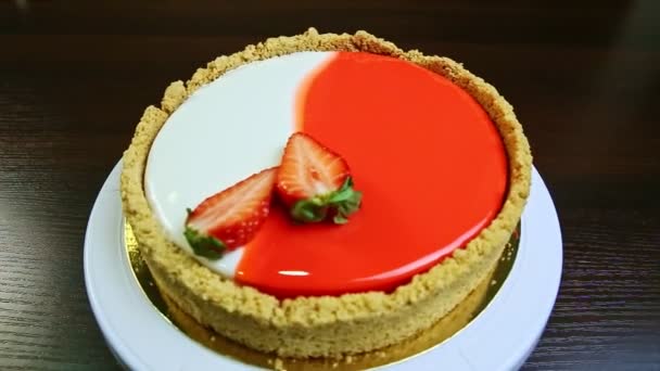 Närbild Hela Runda Röda Och Vita Glaserade Cheesecake Dekorerad Med — Stockvideo