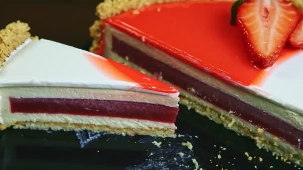 Panorama Rapproché Moitié Morceau Gâteau Fromage Glacé Rouge Blanc Avec — Video