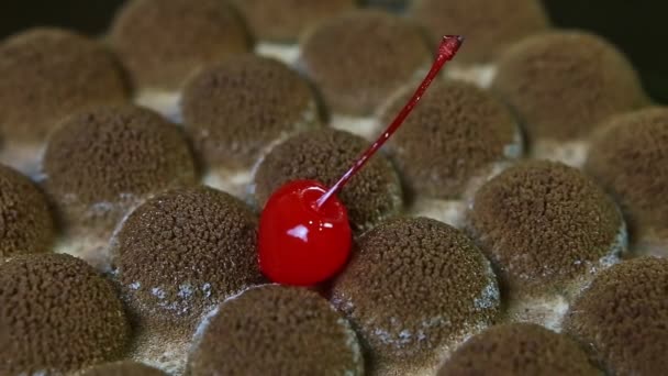 Close Modern Gevormde Crème Mousse Taart Oppervlak Versierd Met Chocolade — Stockvideo