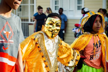 Concepcion De La Vega, DOMINICAN REPUBLIC - FEBRUARY 09, 2020: Altın maskeli ve fareli karnaval kostümlü çocuklar 9 Şubat 'ta Concepcion De La Vega' da Dominik şehir sokağından geçtiler.
