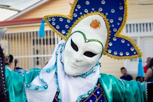 康塞普西翁 拉维加 明尼苏达州 2020年2月9日 在康塞普西翁 拉维加举行的多米尼加狂欢节上 戴着原始莫特利面具的特写镜头拍照 — 图库照片