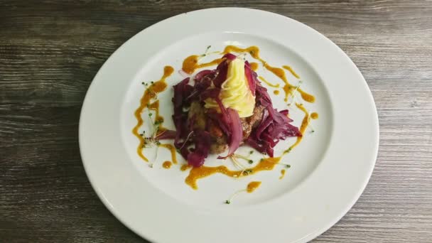 Zoom Lento Trozos Carne Frita Con Puré Papa Cebolla Rodajas — Vídeos de Stock