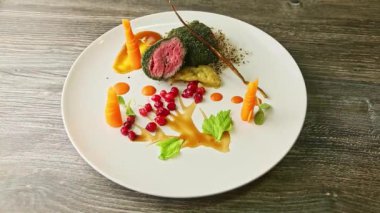 Enfes dekore edilmiş sebzeli et yemeğinin üst görüntüsü