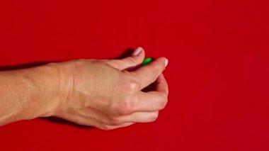 Eldeki üst görünüm yeşil badem ezmesi kütleli ve özel ahşap rulo ile açılır