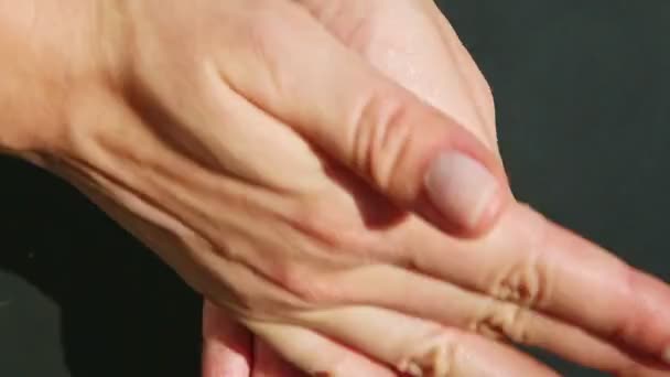 Vue Dessus Gros Plan Les Mains Femme Forment Une Balle — Video