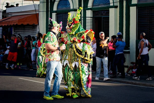 Concepcion Vega Dominicaanse Republiek Februari 2020 Mensen Bloemengemaskerde Kostuums Praten — Stockfoto