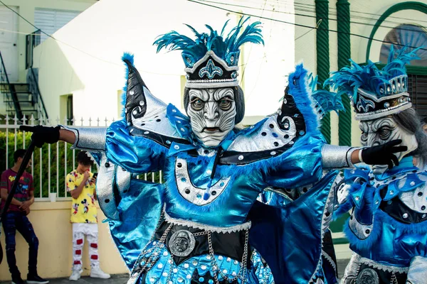 2020年2月9日 佛罗里达州康塞普西翁市德拉维加市 身着各种蓝色服装的男子在康塞普西翁市德拉维加市的狂欢节上摆姿势拍照 — 图库照片