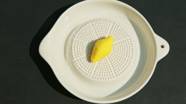 Sarı badem ezmesi kütlesinden limon şekilli şeker yapan kadın ellerinin üst görüntüsü