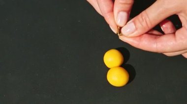 Şekerleme elleriyle vişne şekilli badem ezmesi şekeri yapma sürecinde üst görünüm