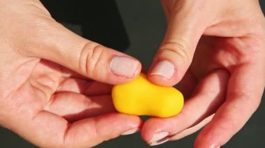 Üst kattaki yakın çekim eller, armut şeklindeki şekerlemeleri sarı badem ezmesi kütlesinden yapar.