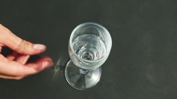 Vue Dessus Main Femelle Dégouline Colorant Rouge Sur Eau Grand — Video