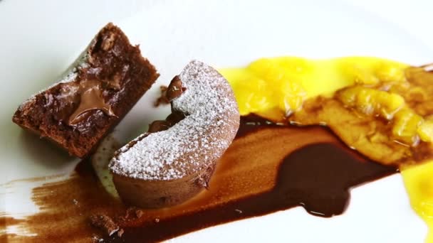 Zoom Lento Fuera Corte Mitades Pastel Chocolate Con Relleno Caramelo — Vídeos de Stock