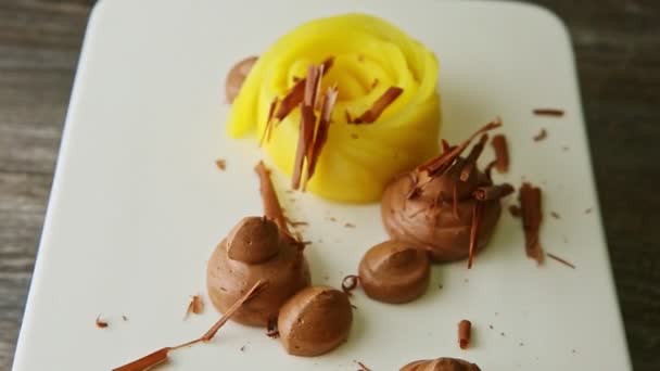 プレート上で回転するトレンディーな装飾フルーツとチョコレートデザートのマクロビュー — ストック動画