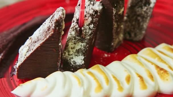 Primo Piano Decorato Alla Moda Torta Brownie Affettato Con Panna — Video Stock