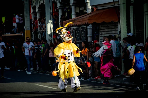 康塞普西翁 德拉维加 明尼苏达州 2020年2月9日 身着可怕黄色小丑服装的青少年在康塞普西翁 德拉维加的多米尼加狂欢节街上走过 — 图库照片
