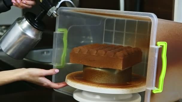 Folyamat Borító Folyékony Csokoládé Modern Alakú Krémes Mousse Torta — Stock videók